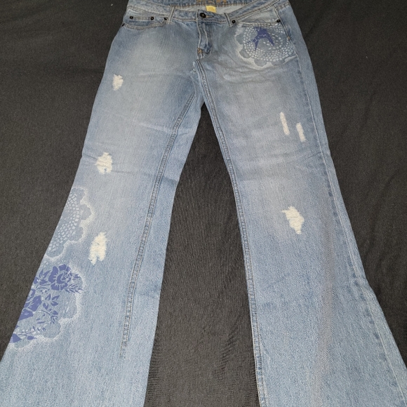 dELiA*s Painted Distressed Jeans - Size 11/12 - Light Wash - Picture 2 of 12